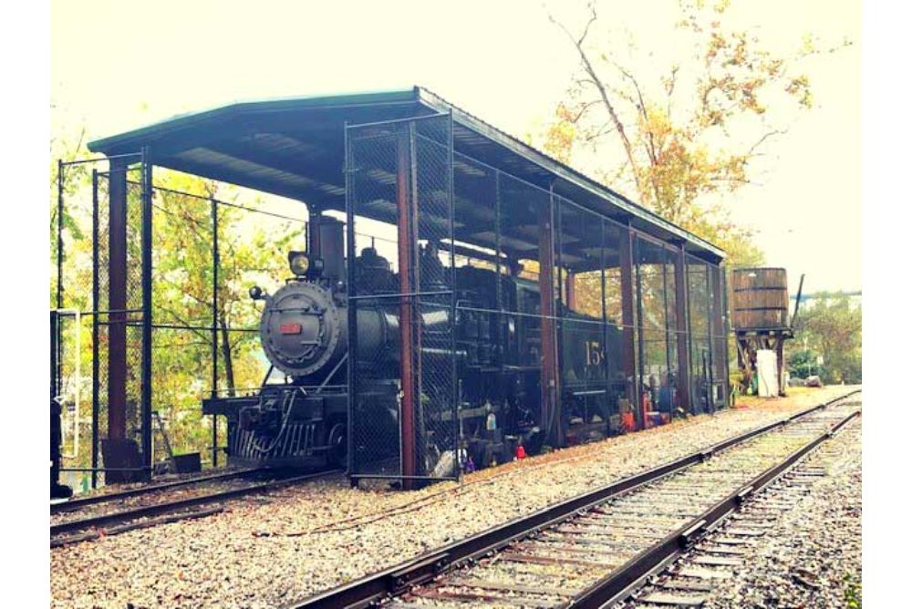 Roof-Only Train Building – Knoxville, Tn