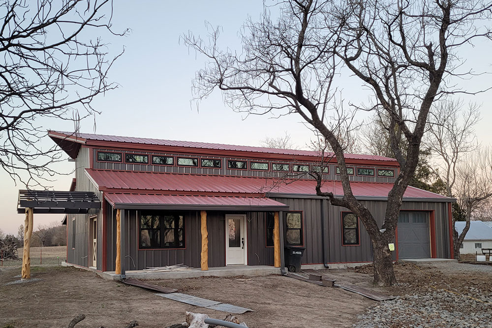 Steel barndominium in Pittsburg, Kansas - front view